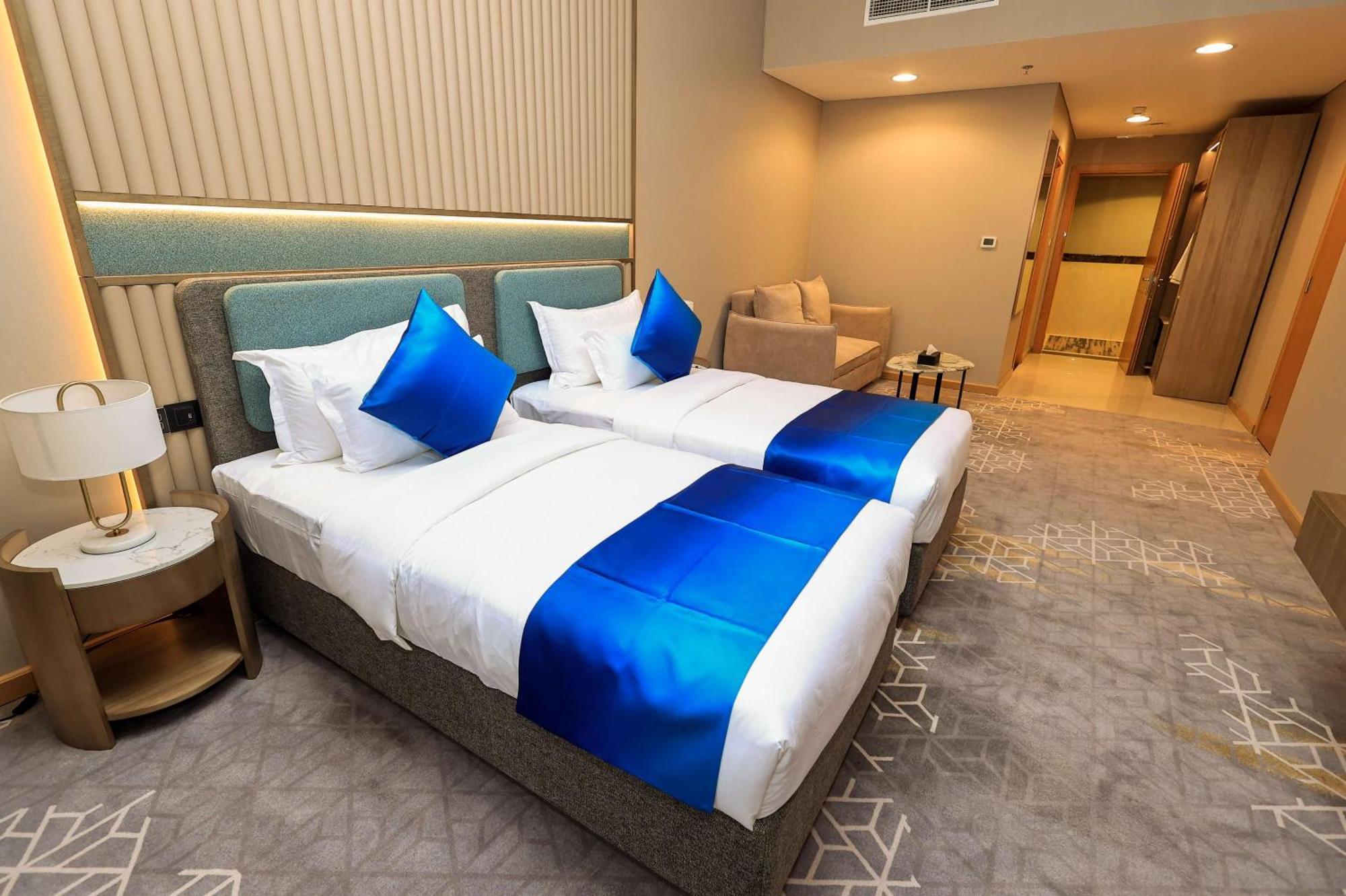Western Premier M Four 4* Дубай