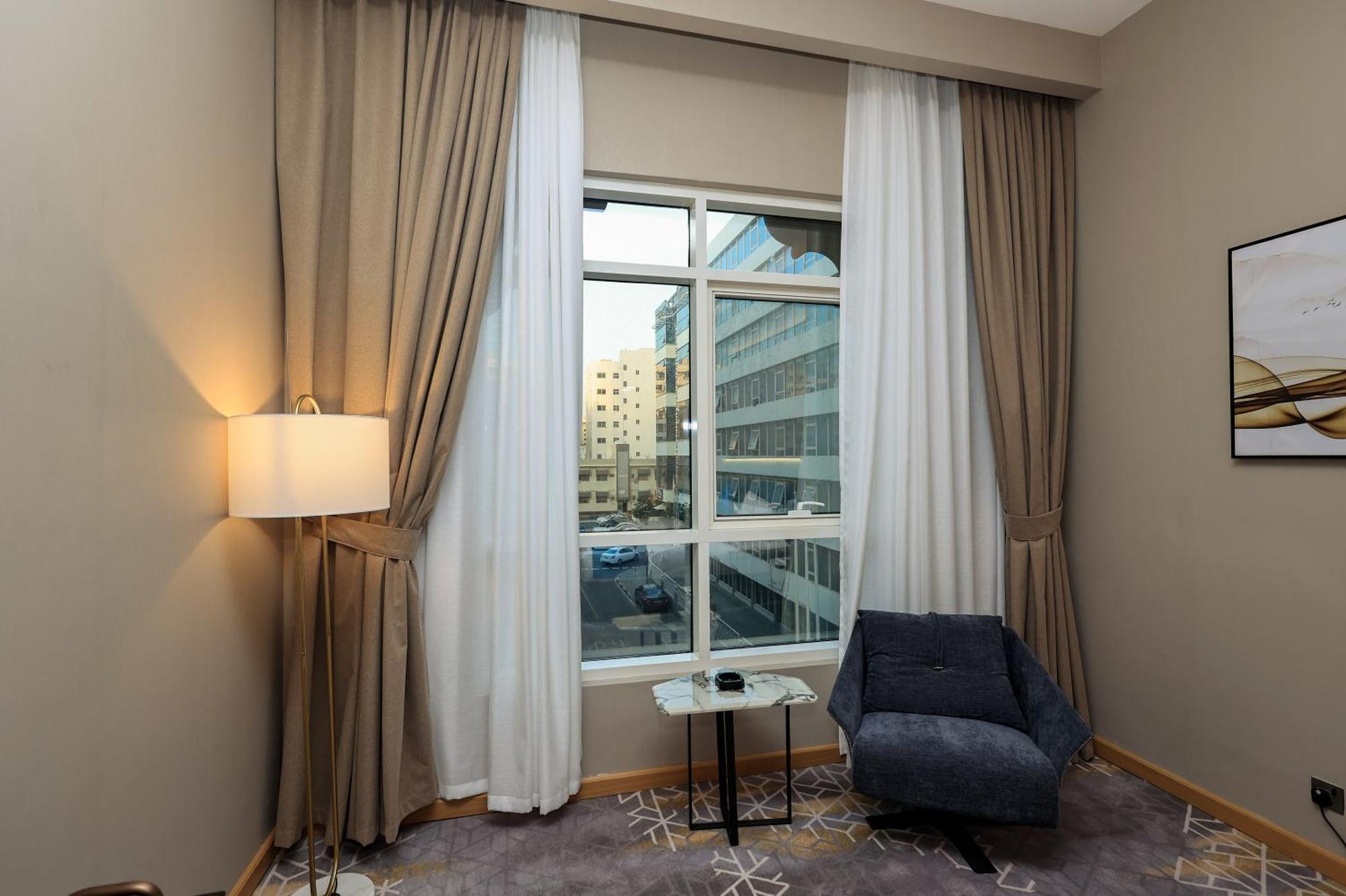 Western Premier M Four 4* Дубай